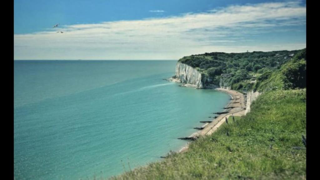 Foxes Sea Side Retreat Deluxe Chalet Is A Lovely Holiday Home Tucked Away On The Kent Coast Kingsdown  Bagian luar foto